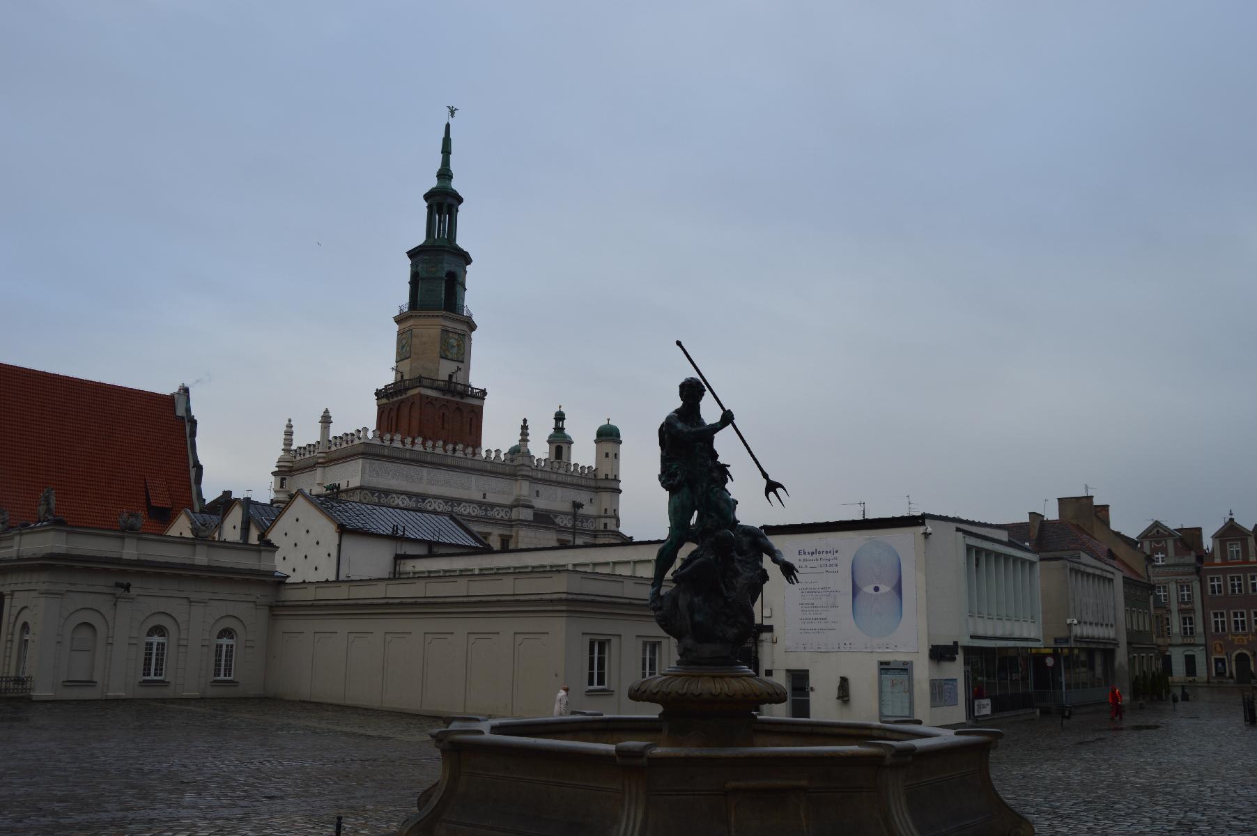 Stary Rynek, fonranna, budynek Galerii Miejskiej Arsenał. W tel ratusz - grafika artykułu