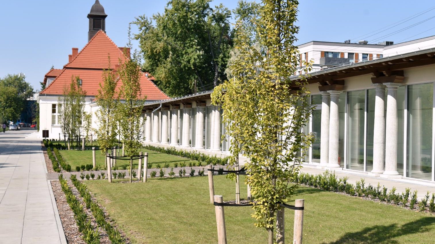 Na zdjęciu Dzieciniec pod Słońcem. Na pierwszym planie kolumnada, na drugim - główny budynek z czerwonym dachem