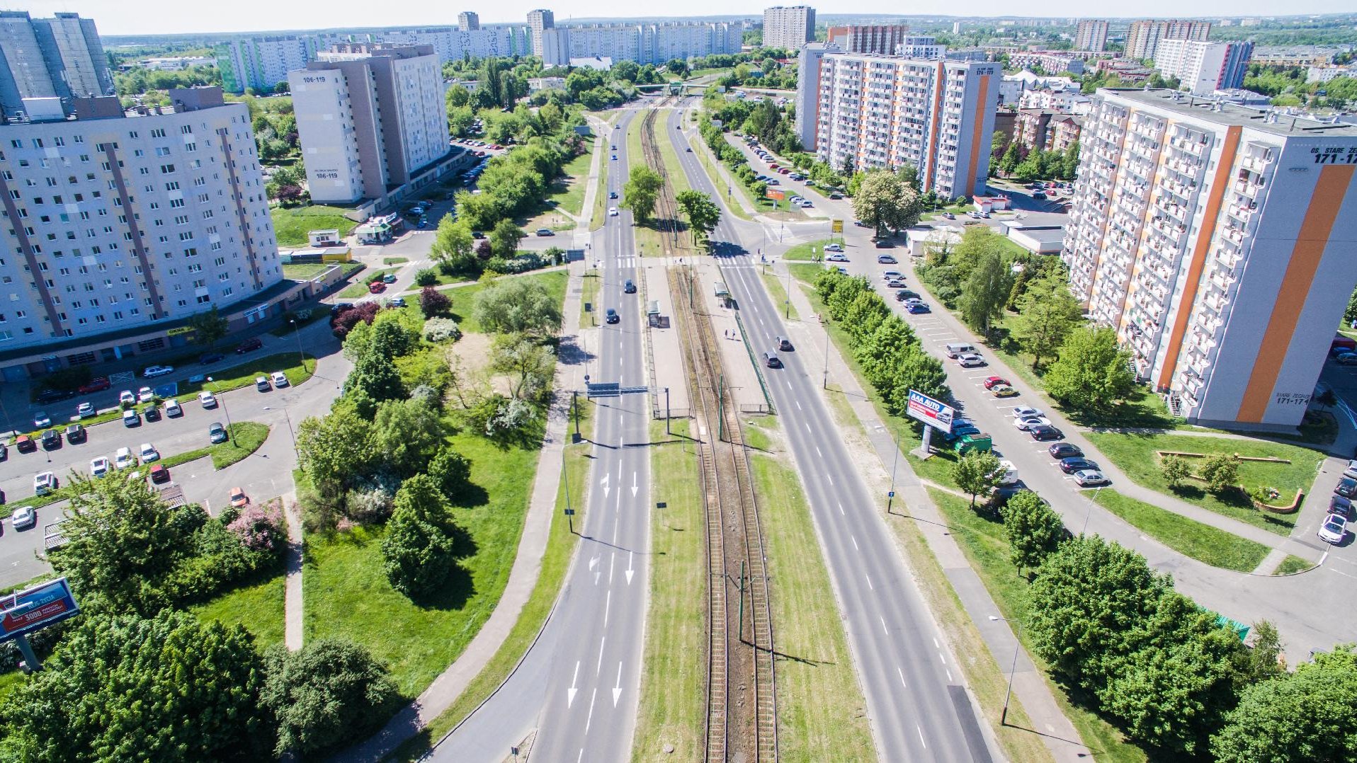 Na zdjęciu torowisko na Ratajach z lotu ptaka, po jego obu stronach - wysokie wieżowce