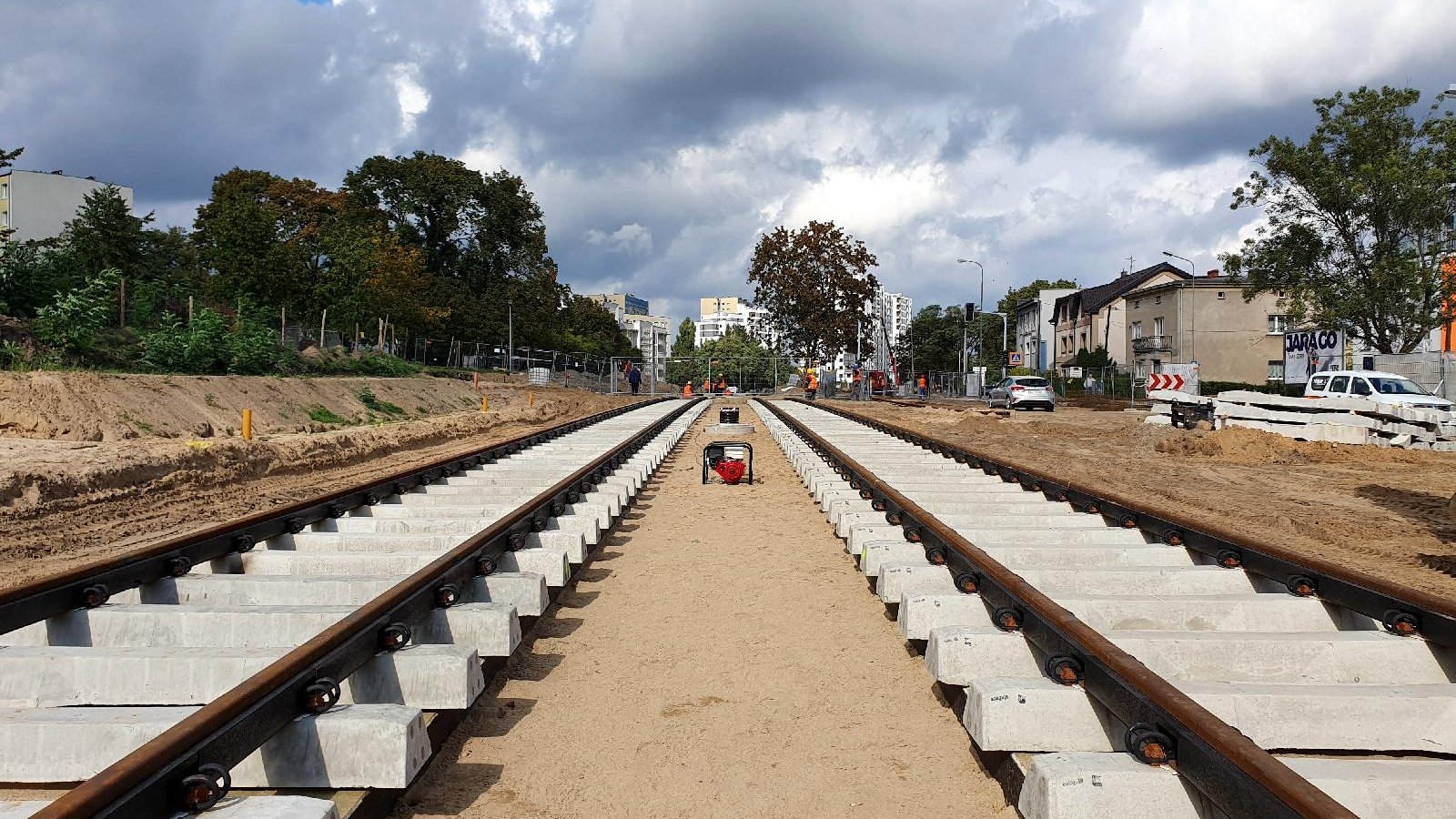 Na zdjęciu nowe tory na Naramowice, widok z żabiej perspektywy