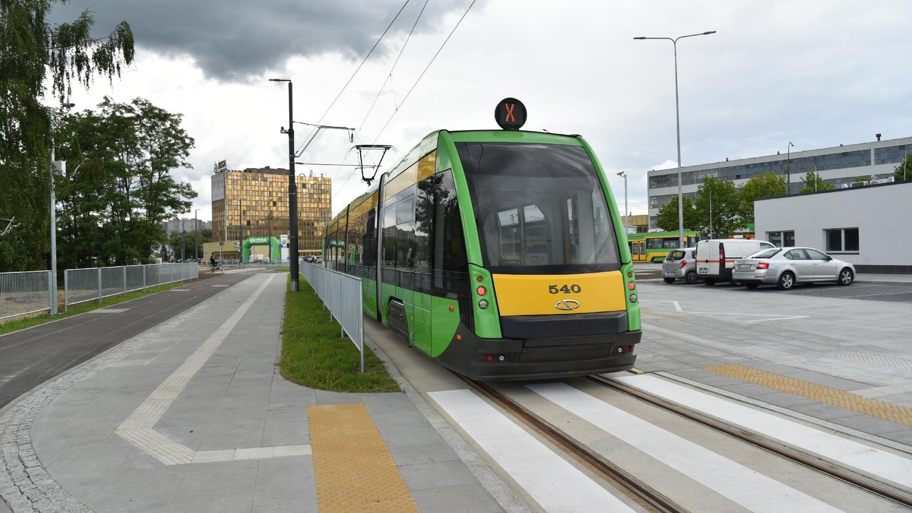 Na zdjęciu poznański, nowoczesny tramwaj na nowym torowisku