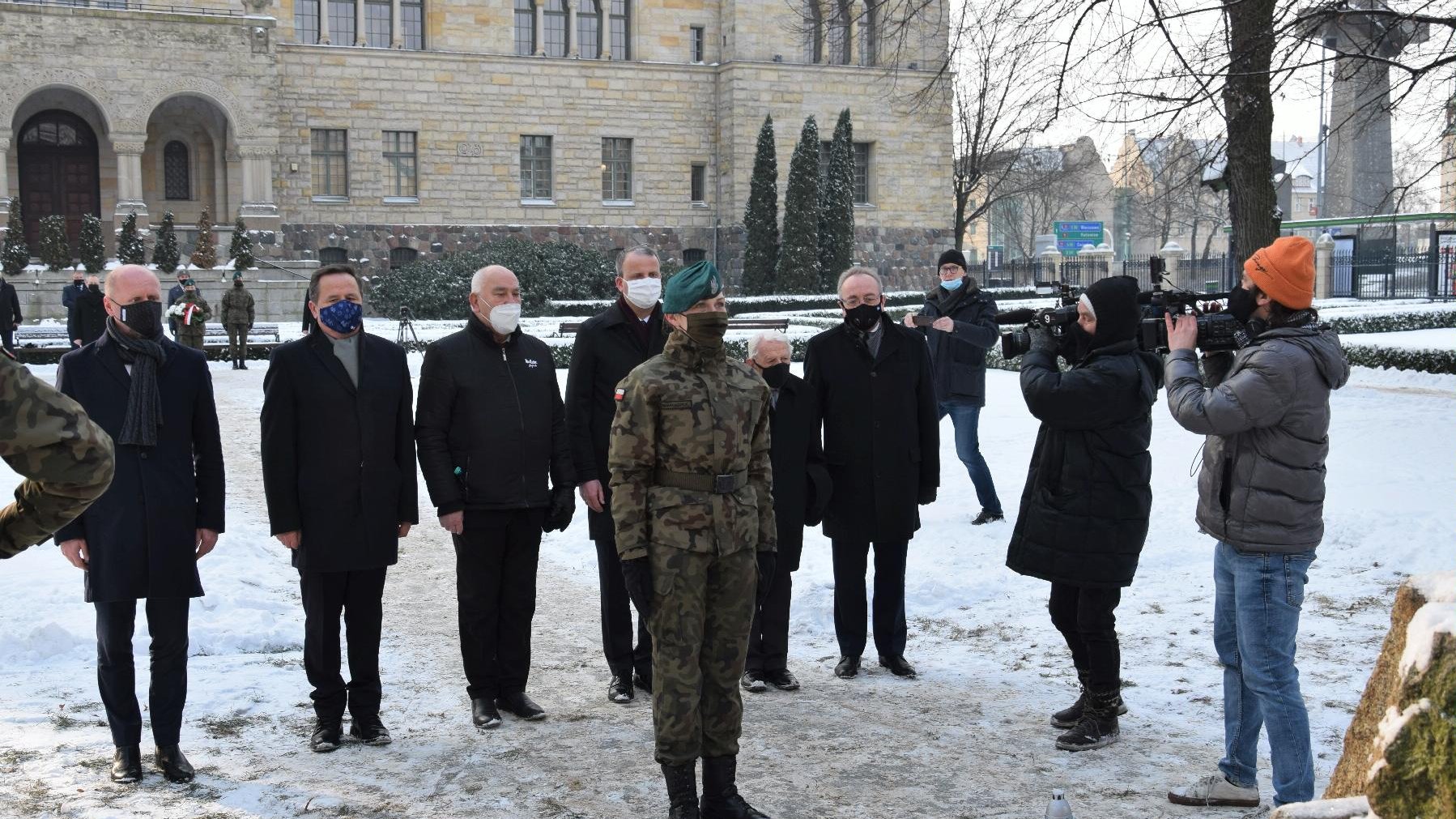 Na zdjęciu przedstawiciele urzędów: wojewódzkiego, marszałkowskiego, miasta oraz Związku Sybiraków stoją obok siebie, złożywszy kwiaty