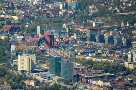 Zdjęcie przedstawia Poznań z lotu ptaka. Widać na nim wysokie budynki, w tym wieżowce. - grafika artykułu