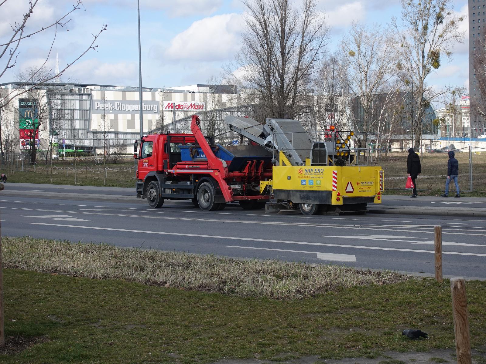 Galeria zdjęć samochodów sprzątających ulice po zimie - grafika artykułu