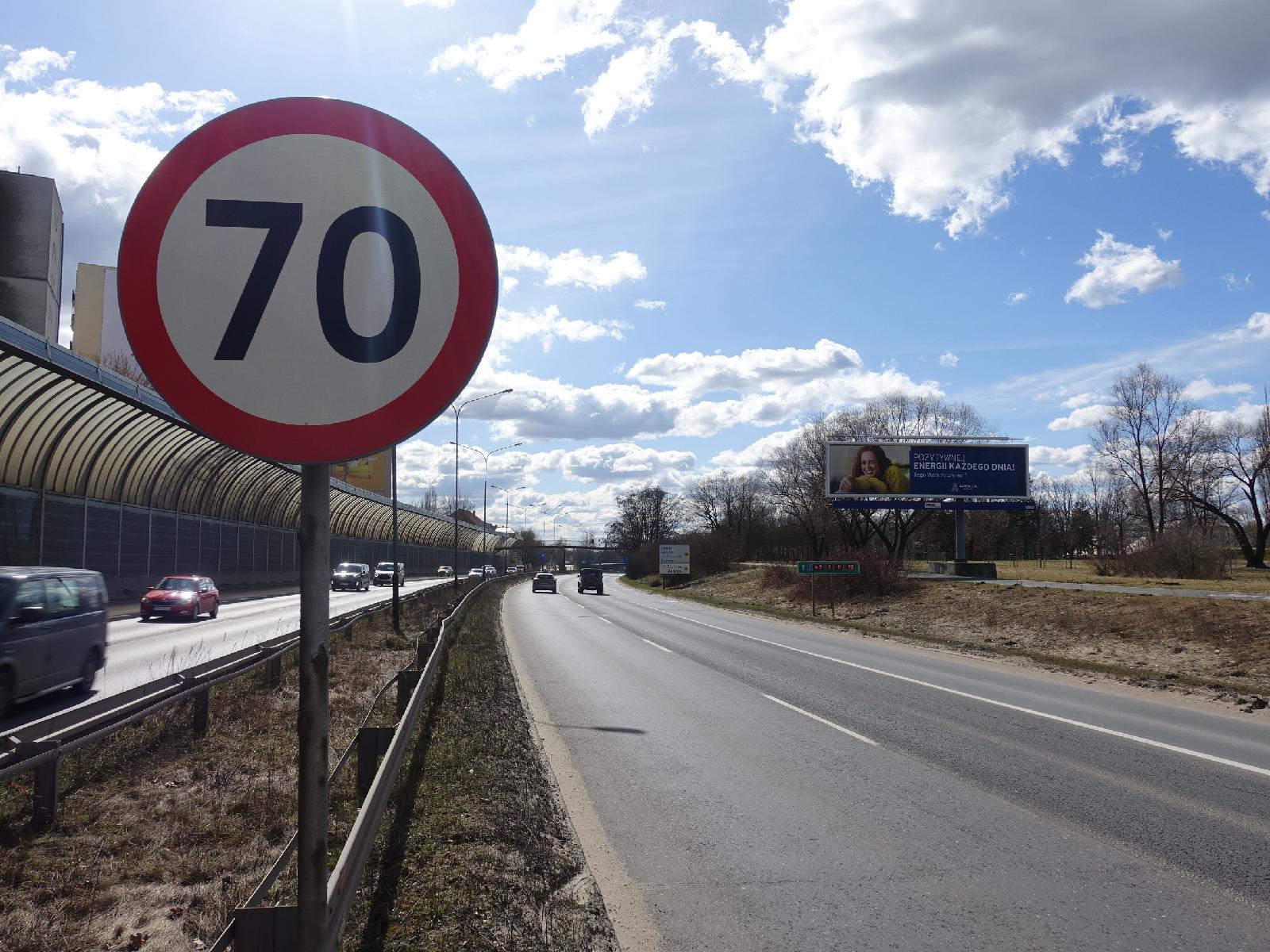 Znak ograniczenia prędkości do 70km/h na ul. Niestachowskiej - grafika artykułu