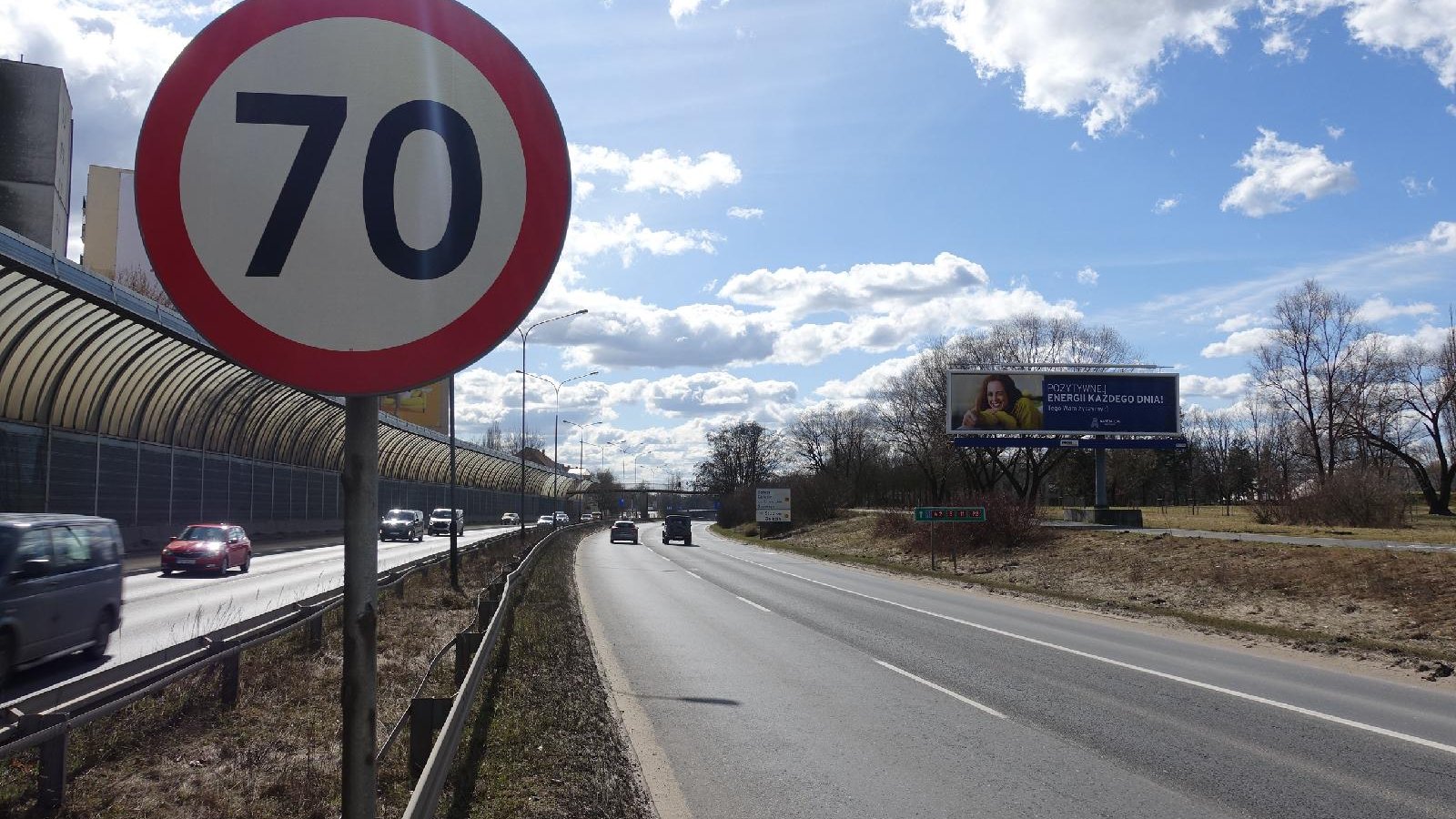 Znak ograniczenia prędkości do 70km/h na ul. Niestachowskiej