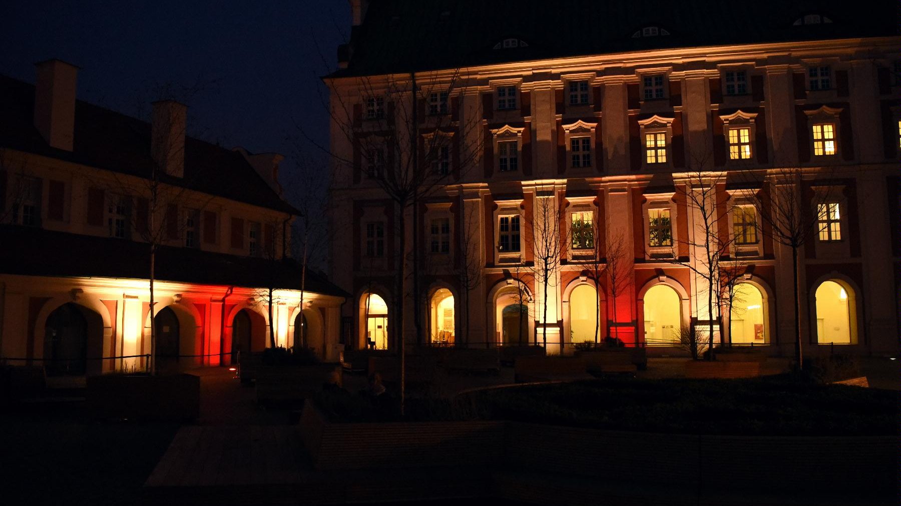 Urząd miasta przy pl. Kolegiackim podświetlony biało-czerwono-białymi kolorami historycznej flagi Białorusi