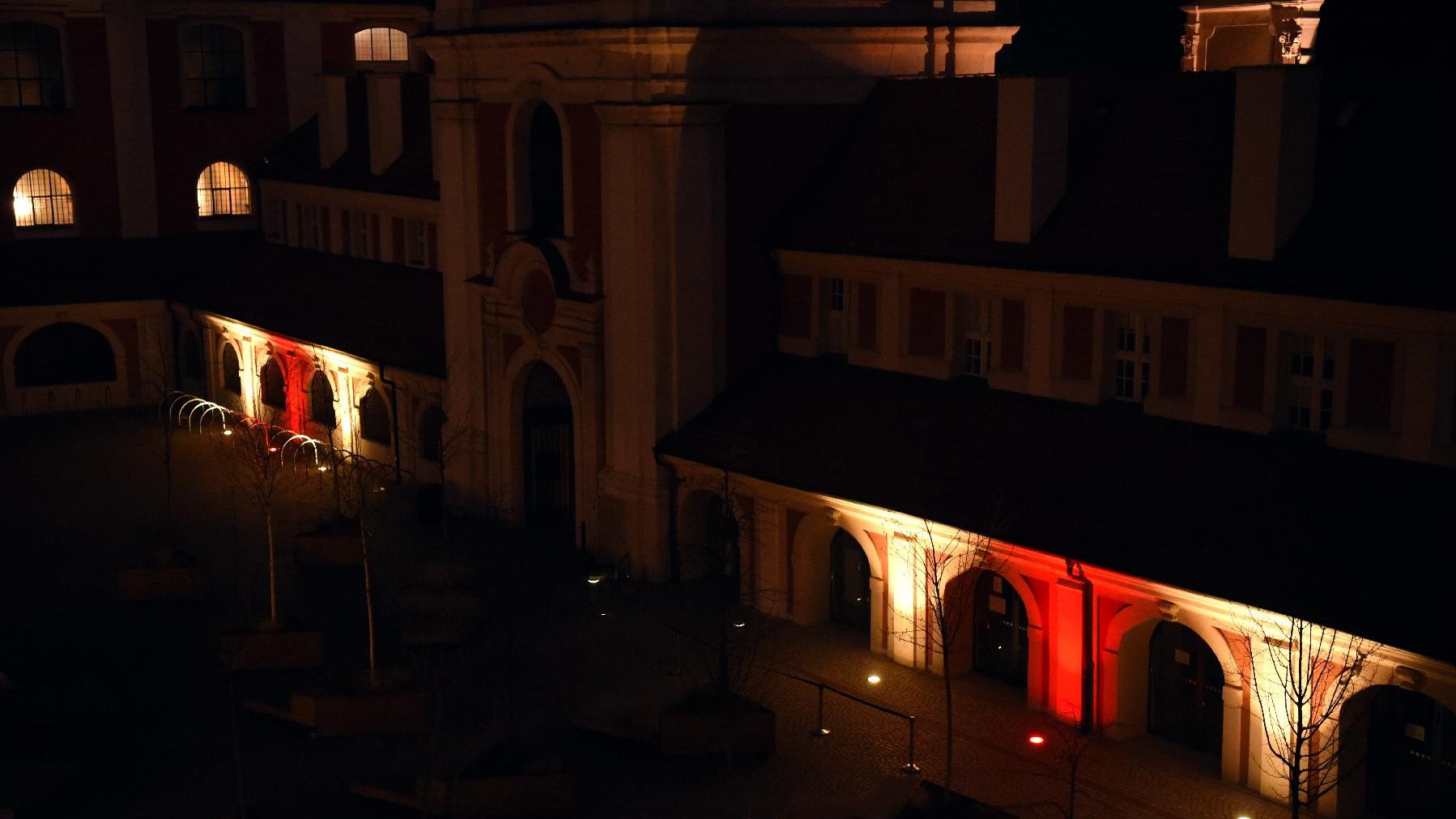 Urząd miasta przy pl. Kolegiackim podświetlony biało-czerwono-białymi kolorami historycznej flagi Białorusi