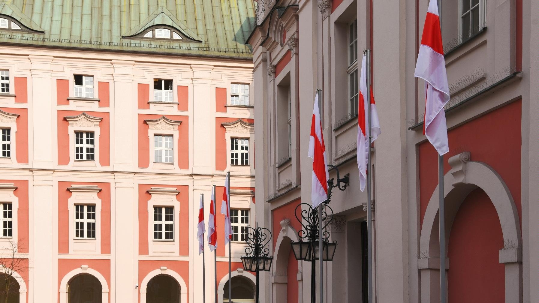 Historyczne flagi Białorusi na dziedzińcu urzędu miasta.