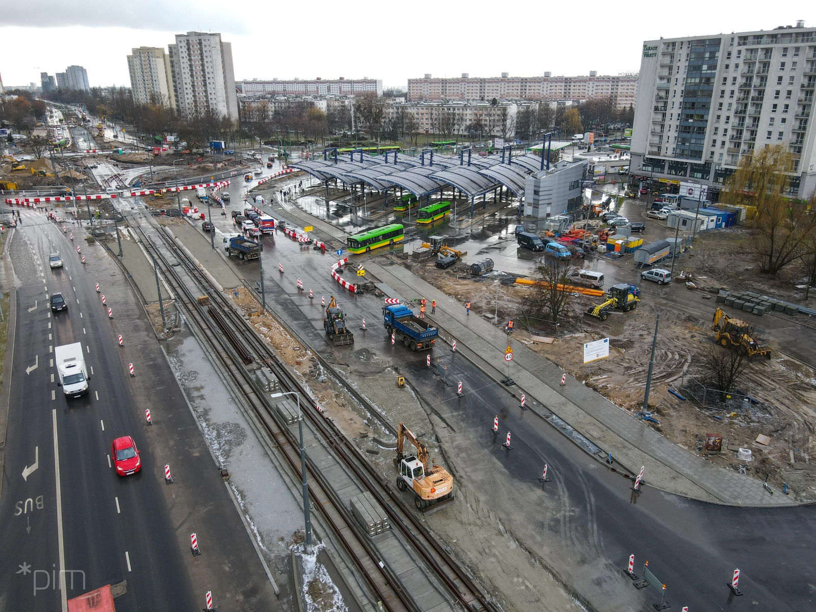 Zdjęcie z lotu ptaka pokazujące przebudowę ronda Rataje i ulic do niego dochodzących - grafika artykułu