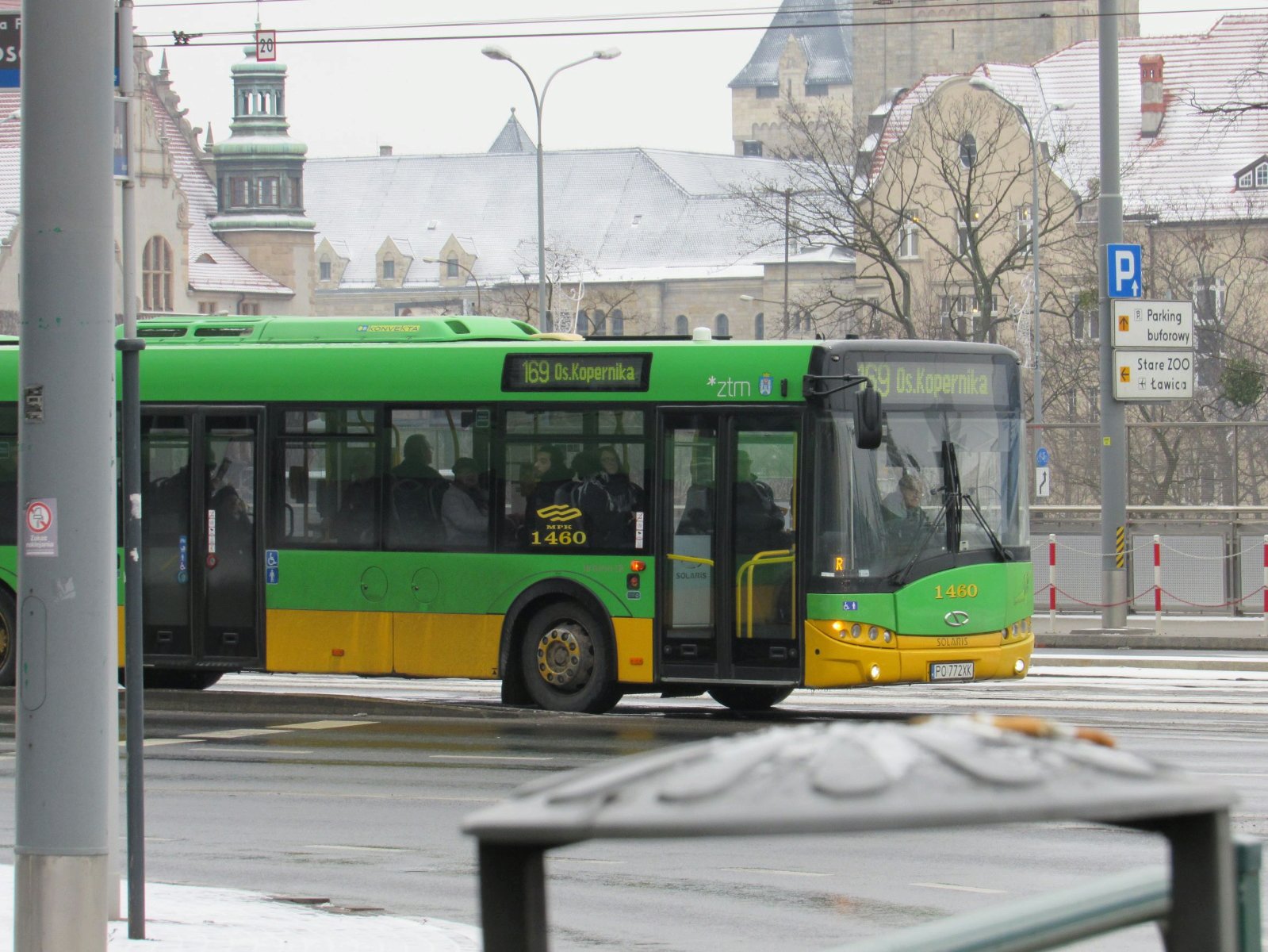 Zdjęcie pokazuje autobus miejski linii 169 - grafika artykułu