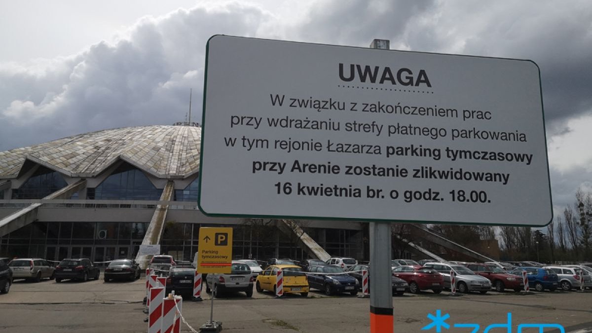 Parking tymczasowy przy Arenie i znak informujący o jego zamknięciu