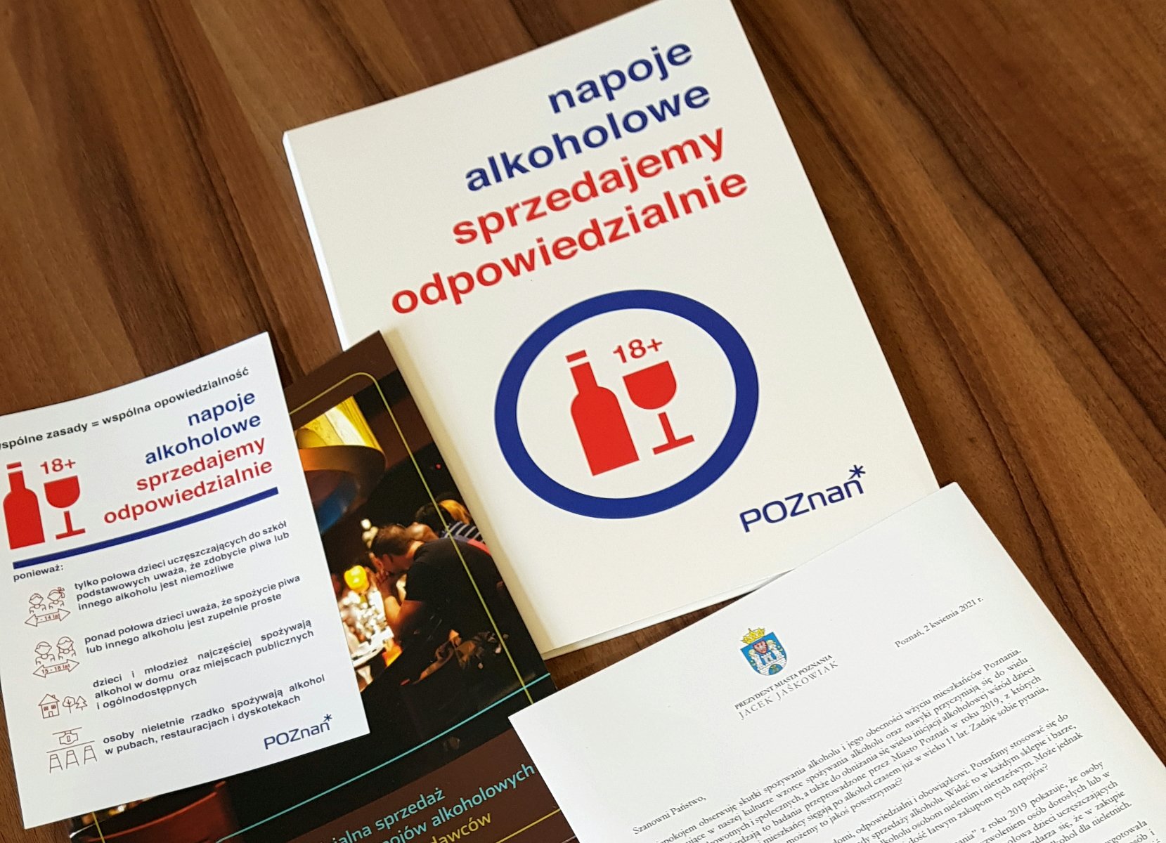 Na zdjęciu materiały informacyjne kampanii rozłożone na stole - grafika artykułu