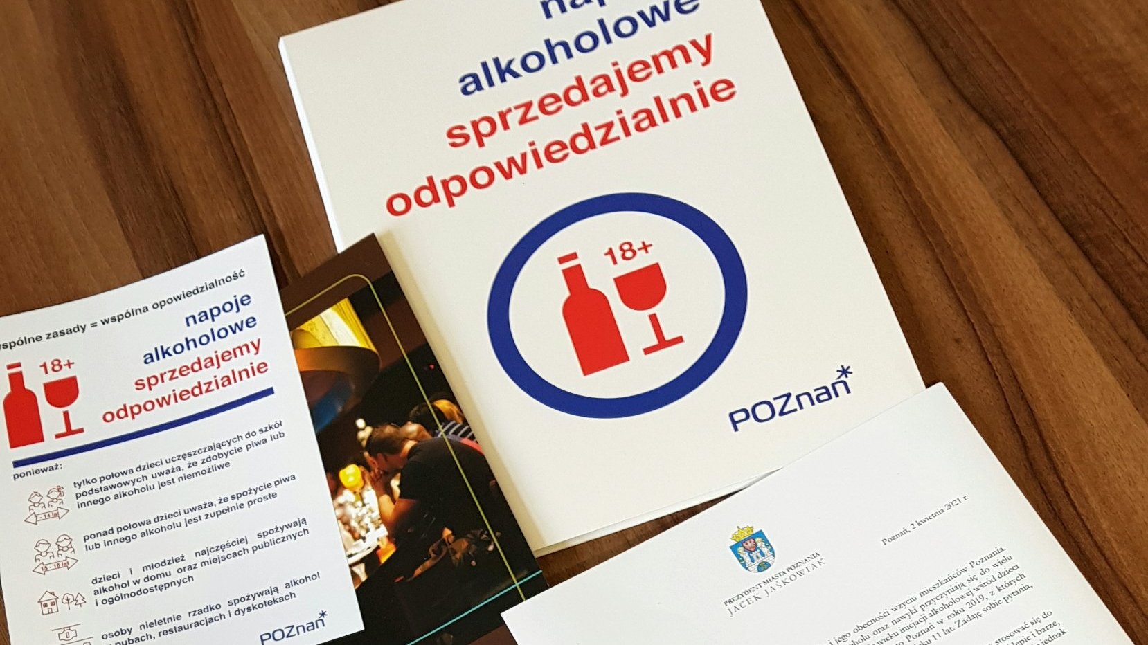 Na zdjęciu materiały informacyjne kampanii rozłożone na stole