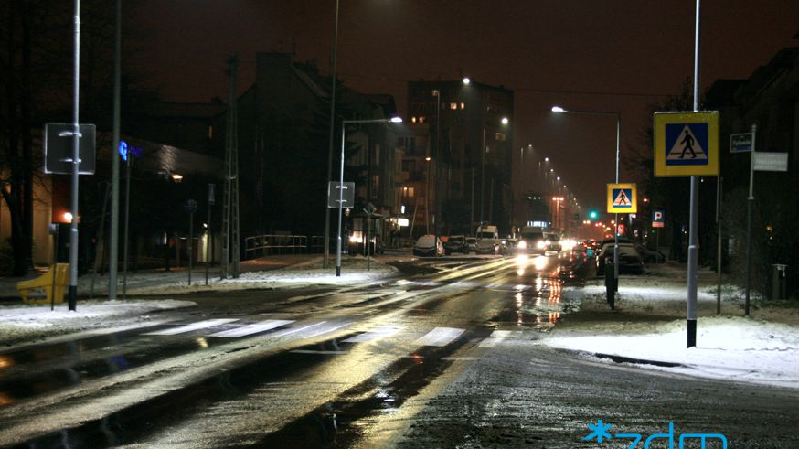 Zdjęcie w nocy pokazujący doświetlone przejście dla pieszych