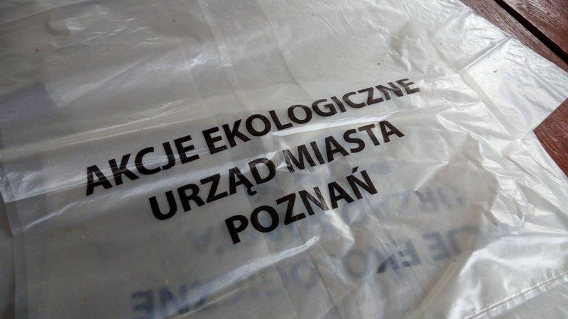 Zdjęcie przedstawia przejrzysty worek na śmieci z napisem "Akcje ekologiczne Urząd Miasta Poznania".