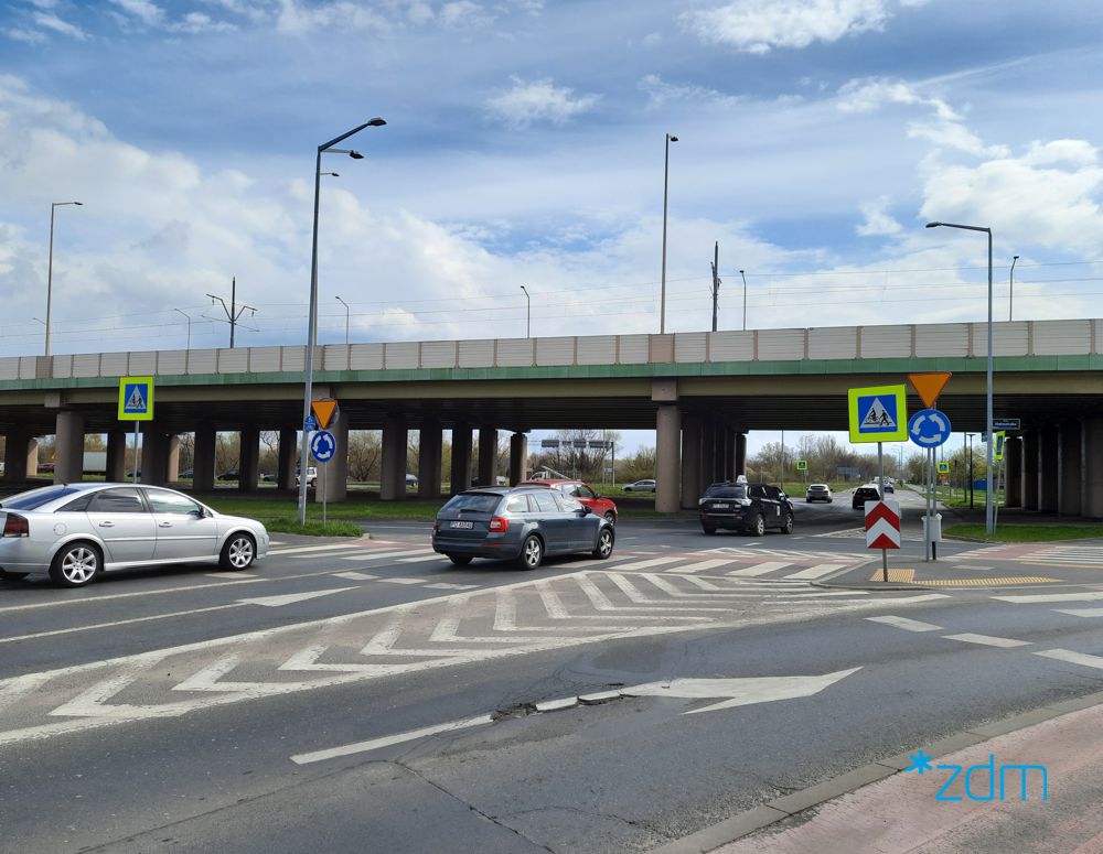 Samochody jadące ul. Dolna Wilda pod wiaduktem - grafika artykułu