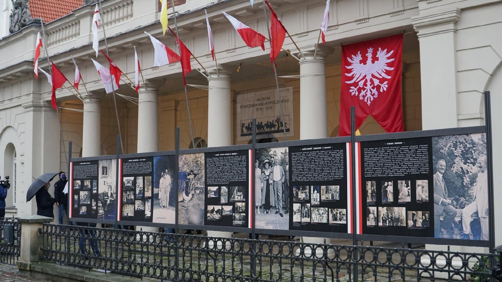 Zdjęcie przedstawia budynek Odwachu na Starym Rynku. Na zewnątrz znajduje się wystawa poświęcona Ignacemu Paderewskiemu.