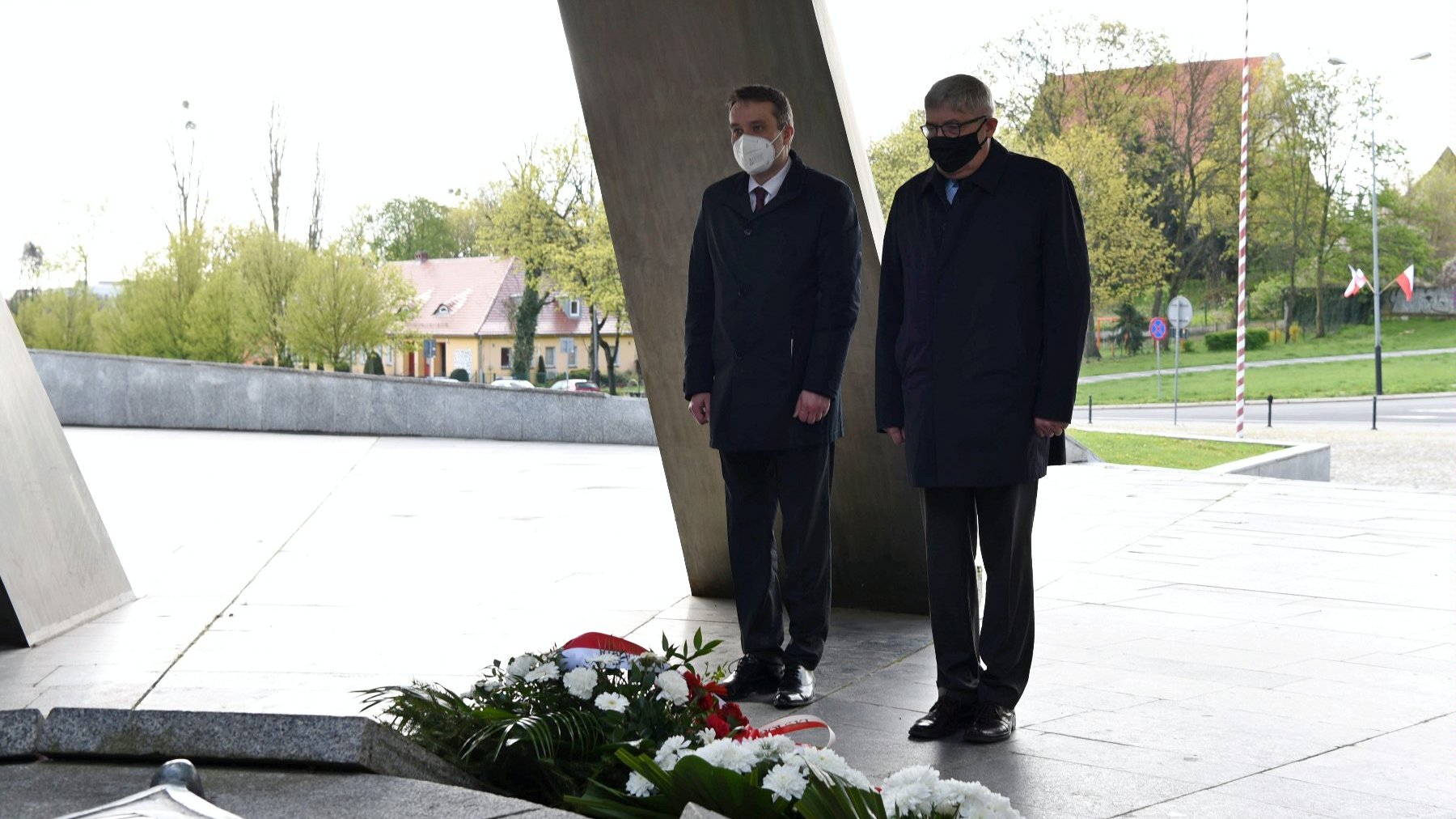 Galeria zdjęć przedstawia złożenie kwiatów pod pomnikiem Armii Poznań przez władze miasta.