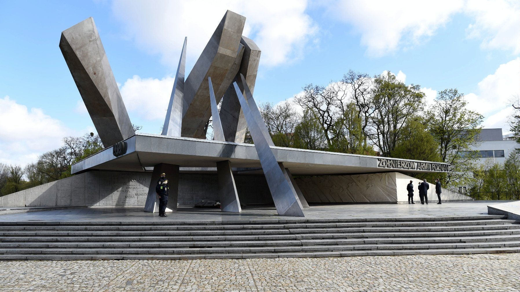 Galeria zdjęć przedstawia złożenie kwiatów pod pomnikiem Armii Poznań przez władze miasta.