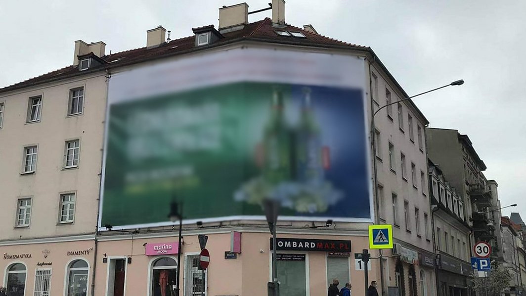 Galeria zdjęć przedstawia wielkoformatowe nieleglane reklamy zainstalowane na budynkach w centrum miasta.