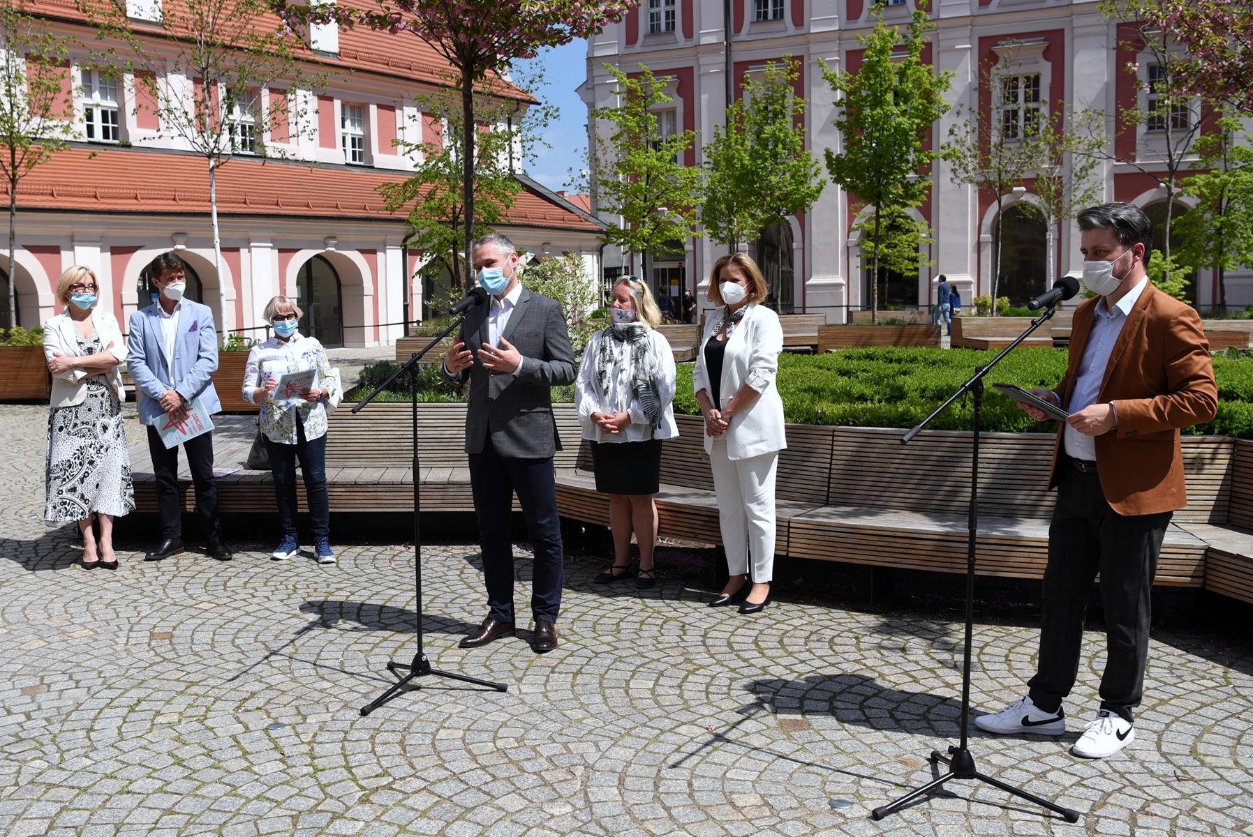 Zdjęcie z konferencji prasowej. W centrum, przy mikrofonie Jędrzej Solarski, wokół niego organizatorzy wydarzeń kulturalnych. Obok przy mikrofonie Marcin Kostaszuk - grafika artykułu