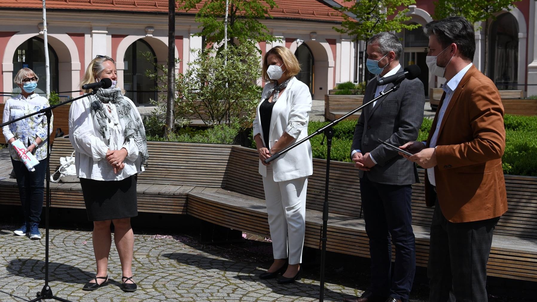 Zdjęcie z konferencji prasowej. Na pierwszym planie, przy mikrofonie przewodnicząca RO Strzeszyn, obok Jędrzej Solarski, zastępca prezydenta Poznania