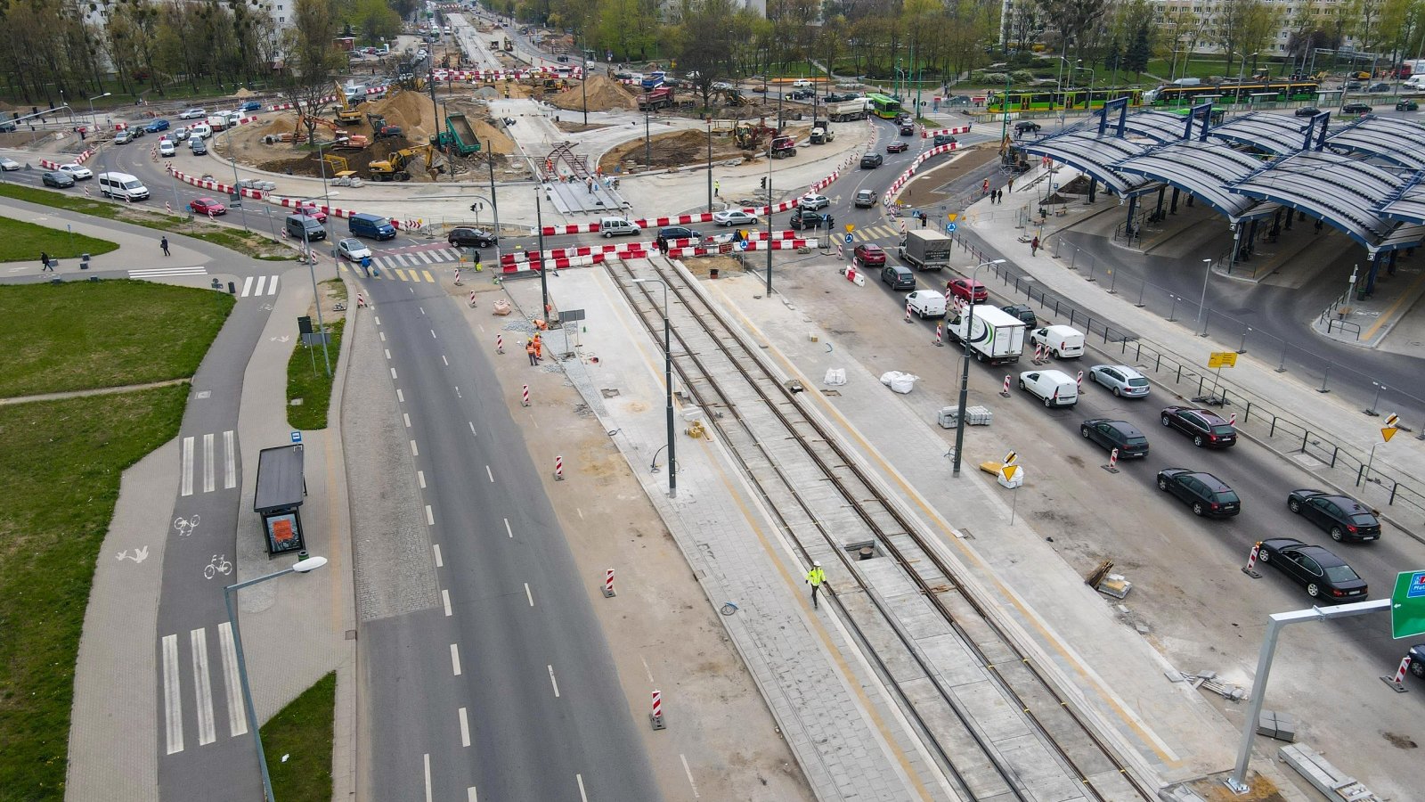 Zdjęcie z lotu ptaka pokazujące przebudowę ronda Rataje i ulic do niego dochodzących