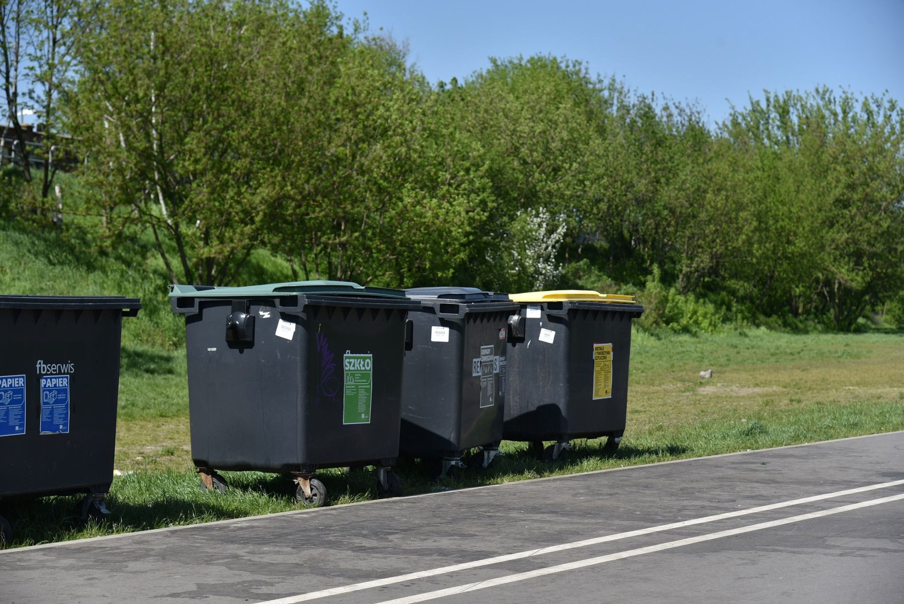 Zdjęcie: dolina Warty, na pierwszym planie Wartostrada, obok cztery pojemniki na śmieci, w tle drzewa - grafika artykułu