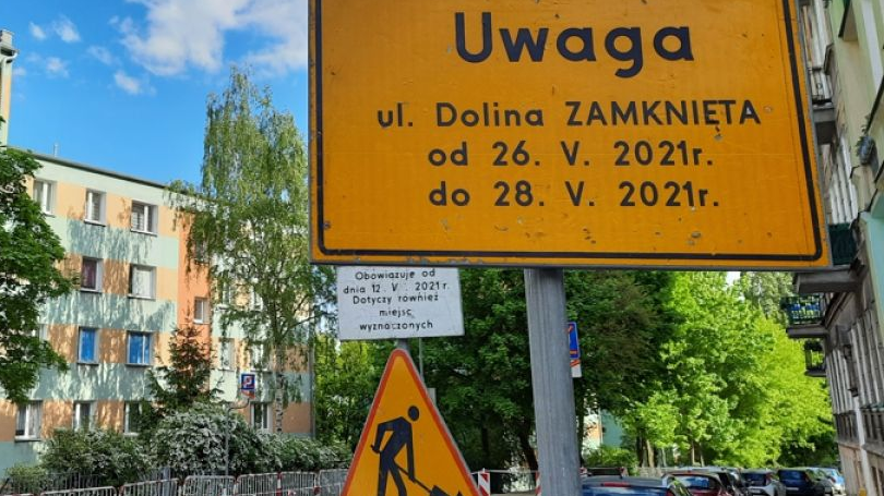 Zdjęcie pokazujące ul. Dolina i znaki informujące o zamknięciu