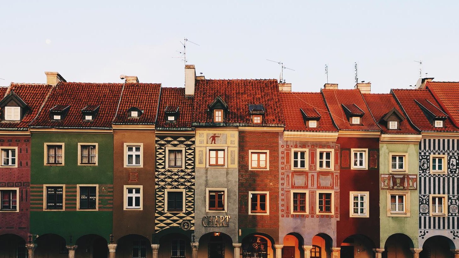 Na zdjęciu domki budniczne na Starym Rynku, stojace w szeregu