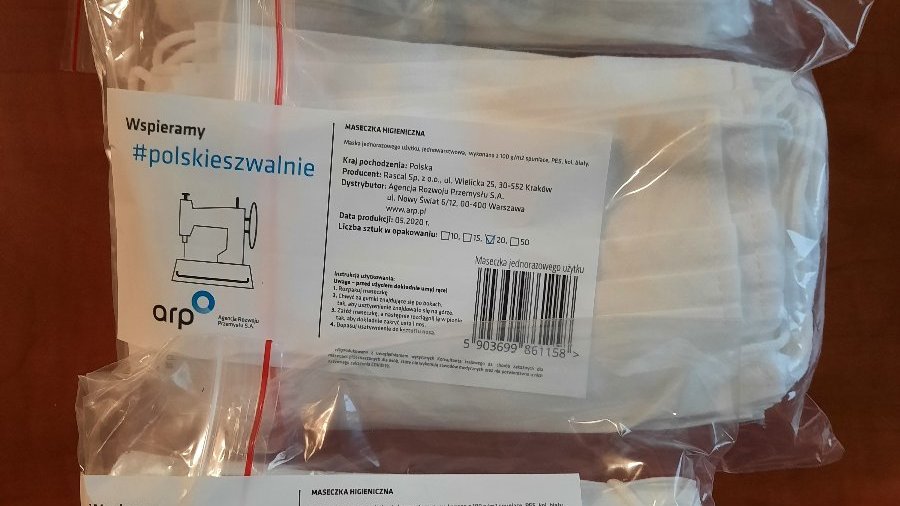 Na zdjęciu paczki białych jednorazowych maseczek higienicznych