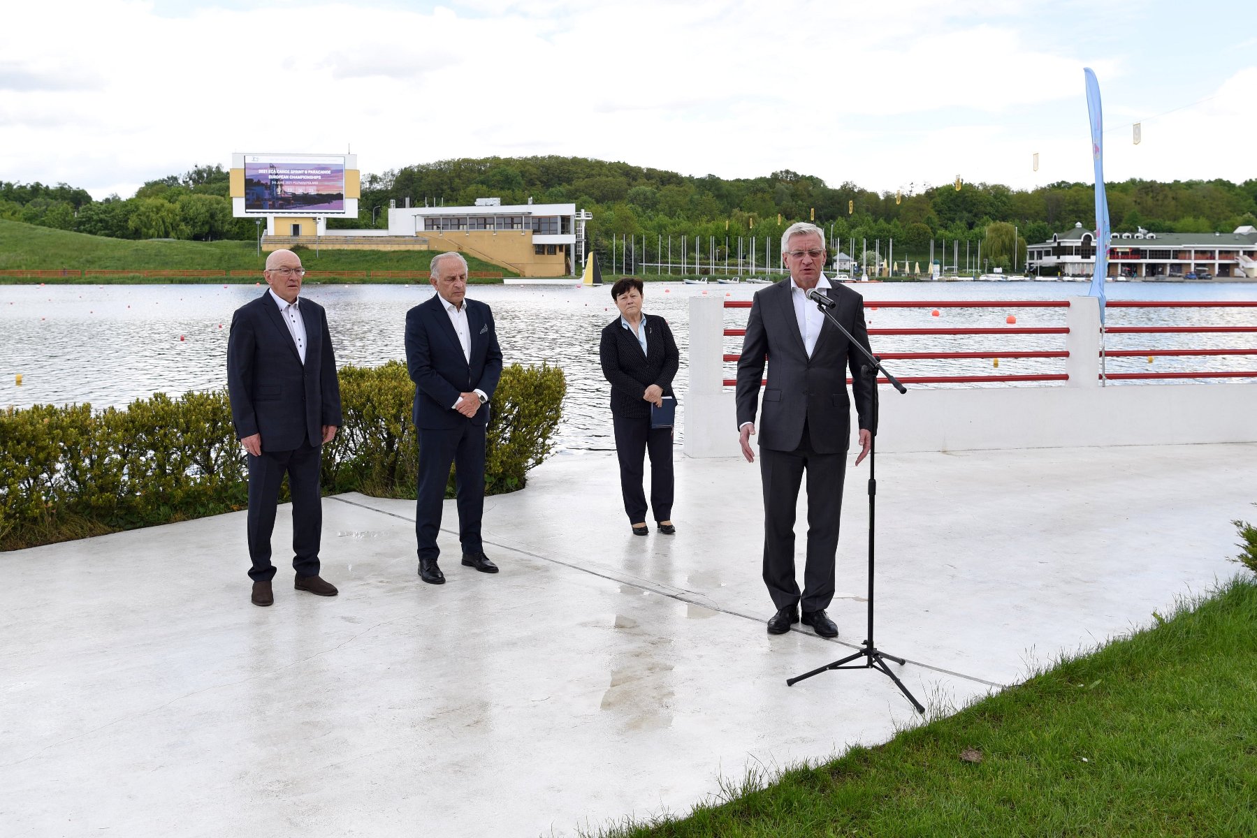 Galeria zdjęć przedstawia konferencję prasową dotyczącą Mistrzostwa Europy seniorów w kajakarstwie i parakajakarstwie. - grafika artykułu