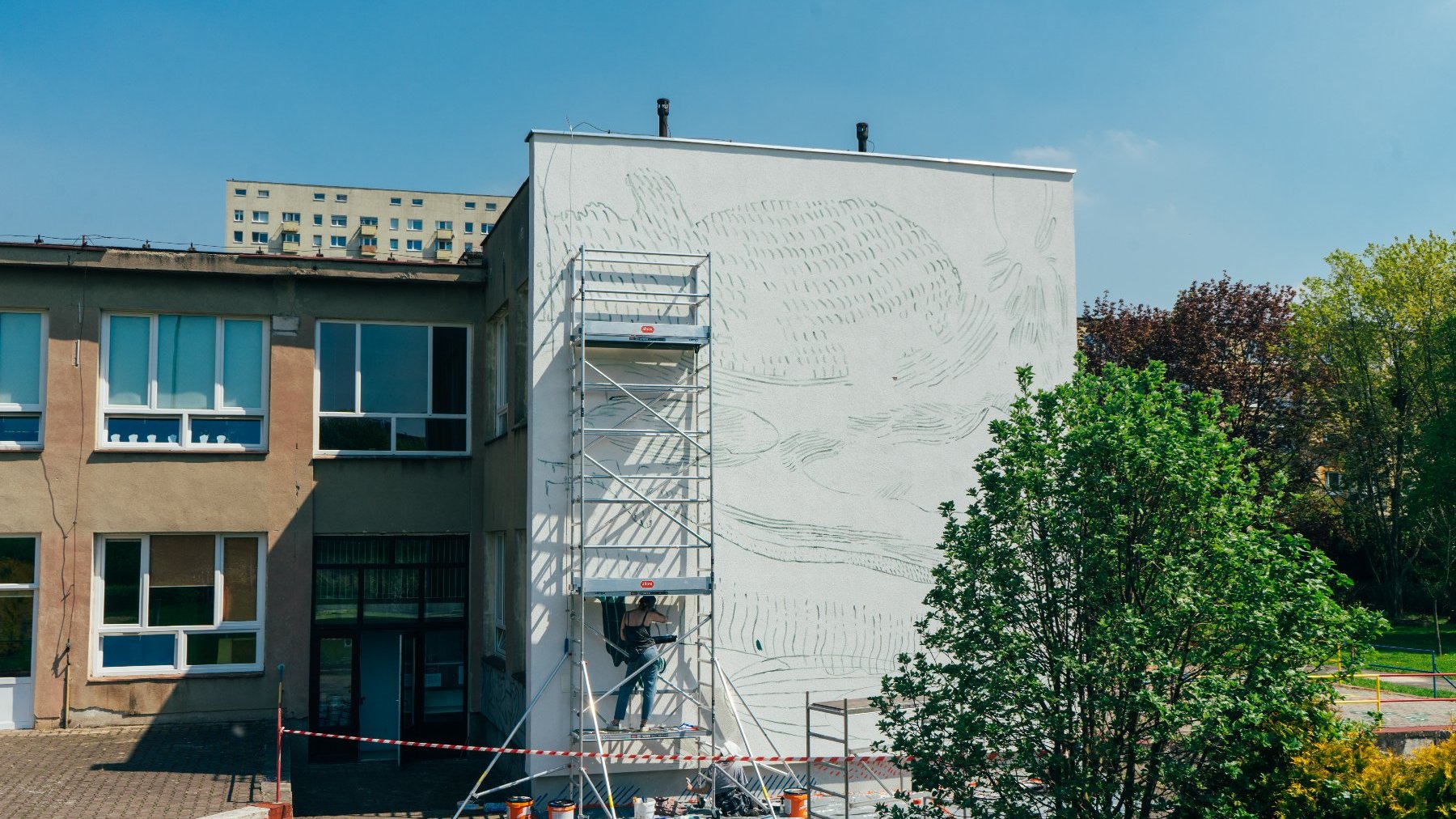 Galeria zdjęć przedstawia mural na ścianie Przedszkola nr 37 oraz prace nad tym dziełem artystycznym.