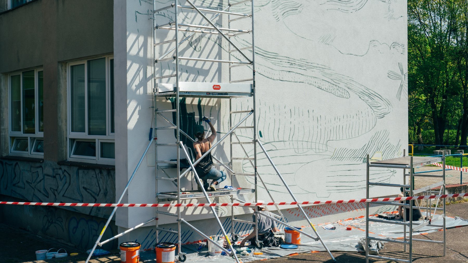 Galeria zdjęć przedstawia mural na ścianie Przedszkola nr 37 oraz prace nad tym dziełem artystycznym.