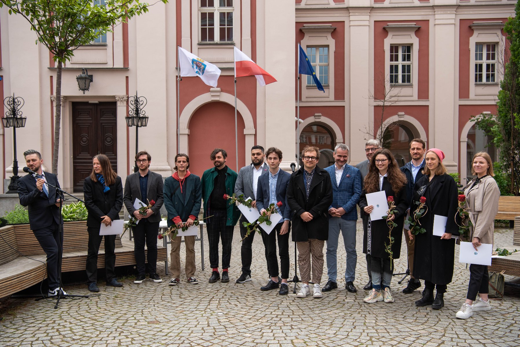 Zdjęcie grupowe wszystkich laureatów i laureatek. - grafika artykułu