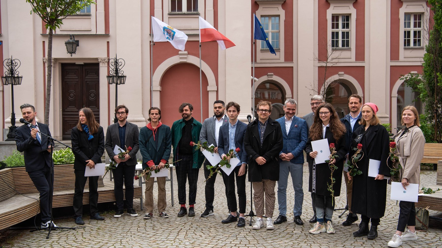 Zdjęcie grupowe wszystkich laureatów i laureatek.