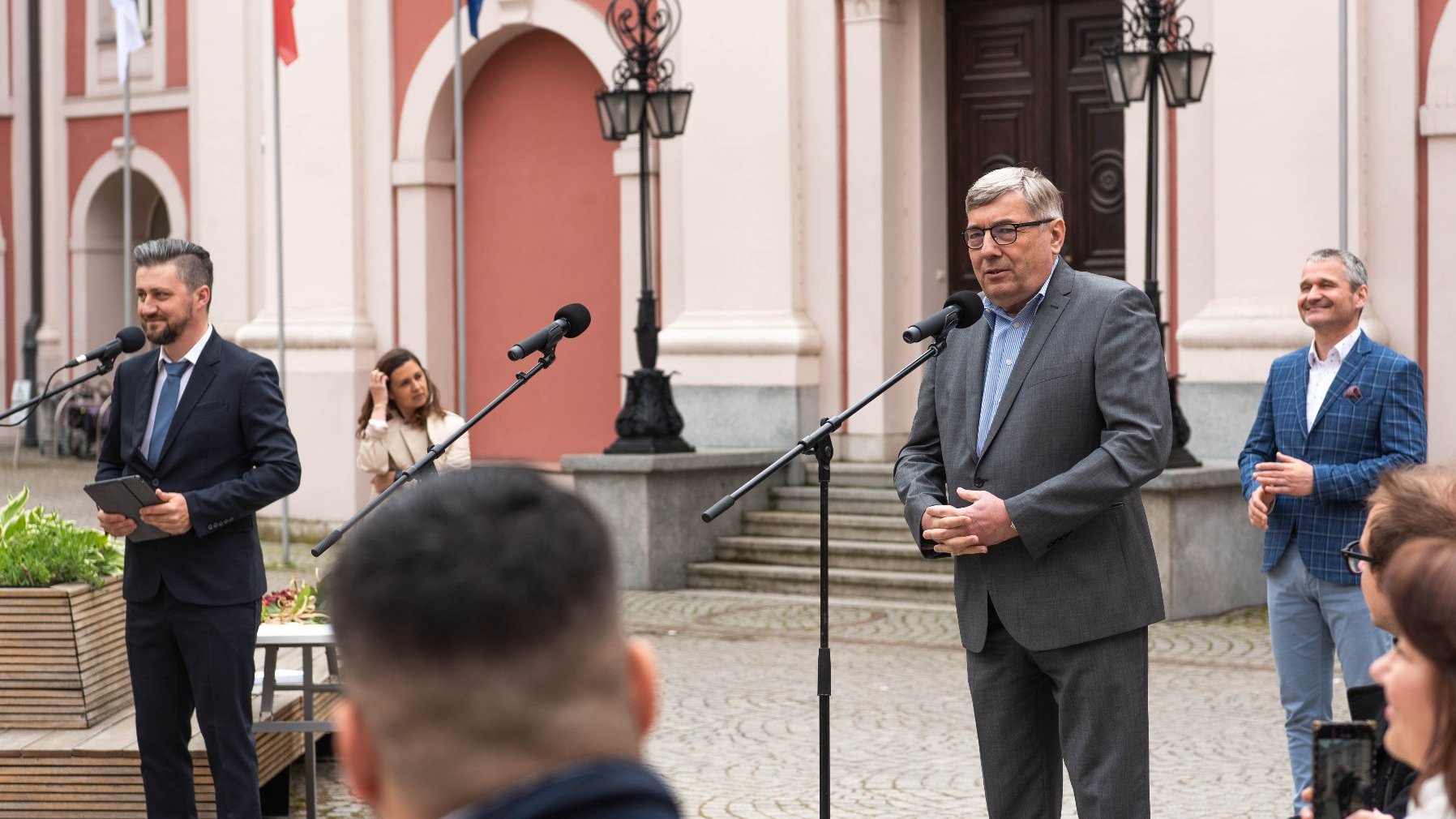 Galeria zdjęć z uroczystości wręczenia stypendiów - przemawia Grzegorz Ganowicz, przewodniczący Rady Miasta Poznania.