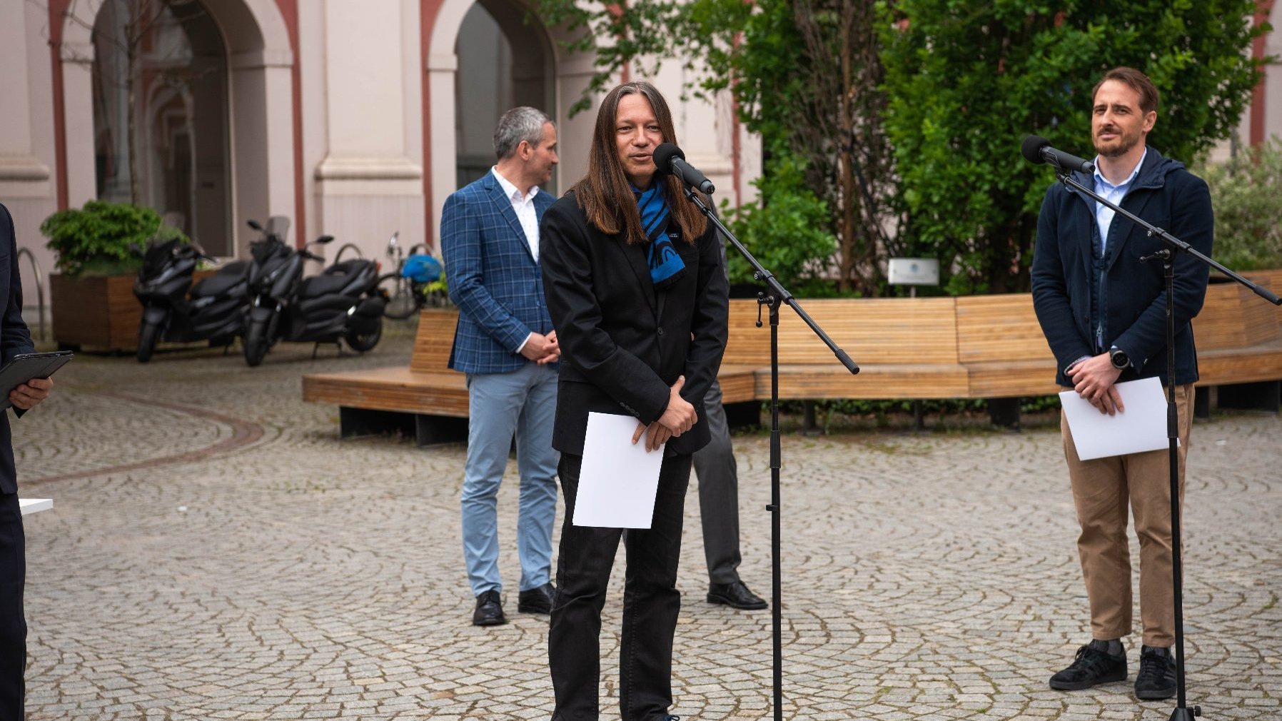 Galeria zdjęć z uroczystości wręczenia stypendiów - przemawia Waldemar Kuligowski, przewodniczący kapituły konkursu.