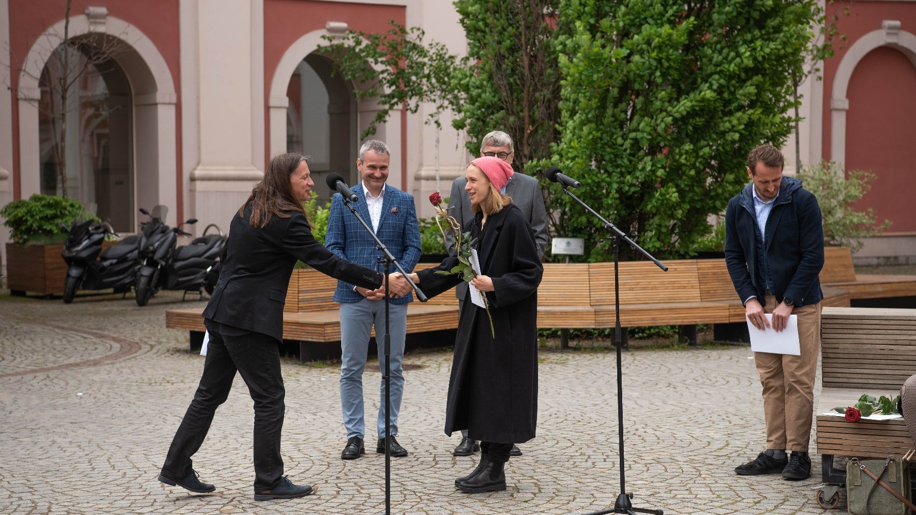 Galeria zdjęć z uroczystości wręczenia stypendiów - Waldemar Kuligowski podaję rękę jednej z laureatek, obok stoi wiceprezydent i przewodniczący rady miasta.