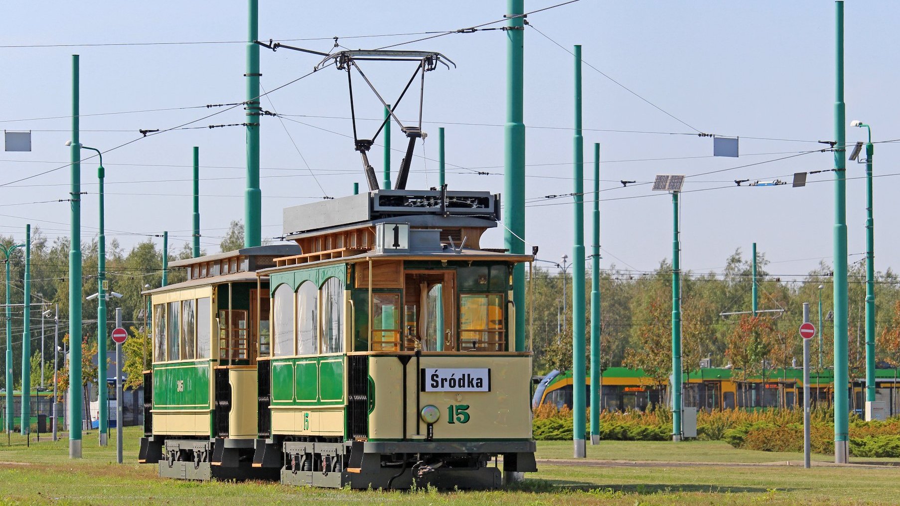 Zdjęcie historycznego wagonu na zajezdni