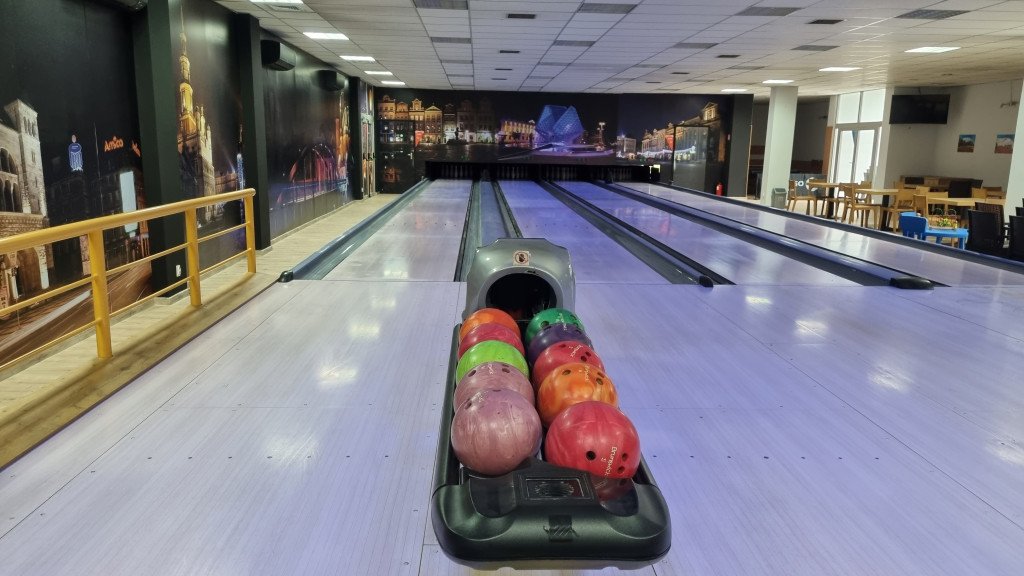 Tor bowlingowy z kulami