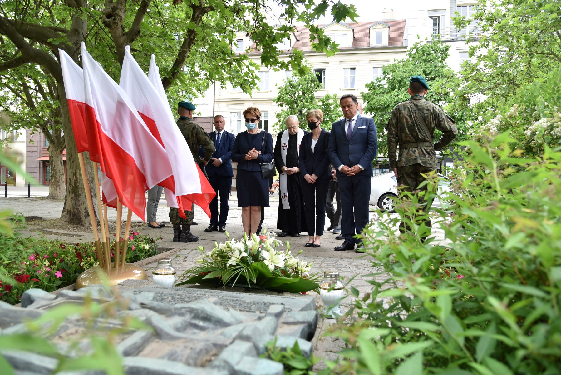 Galeria zdjęć przedstawia uroczystość z okazji Dnia Hołdu i Pamięci Ofiar Reżimu Komunistycznego. - grafika artykułu