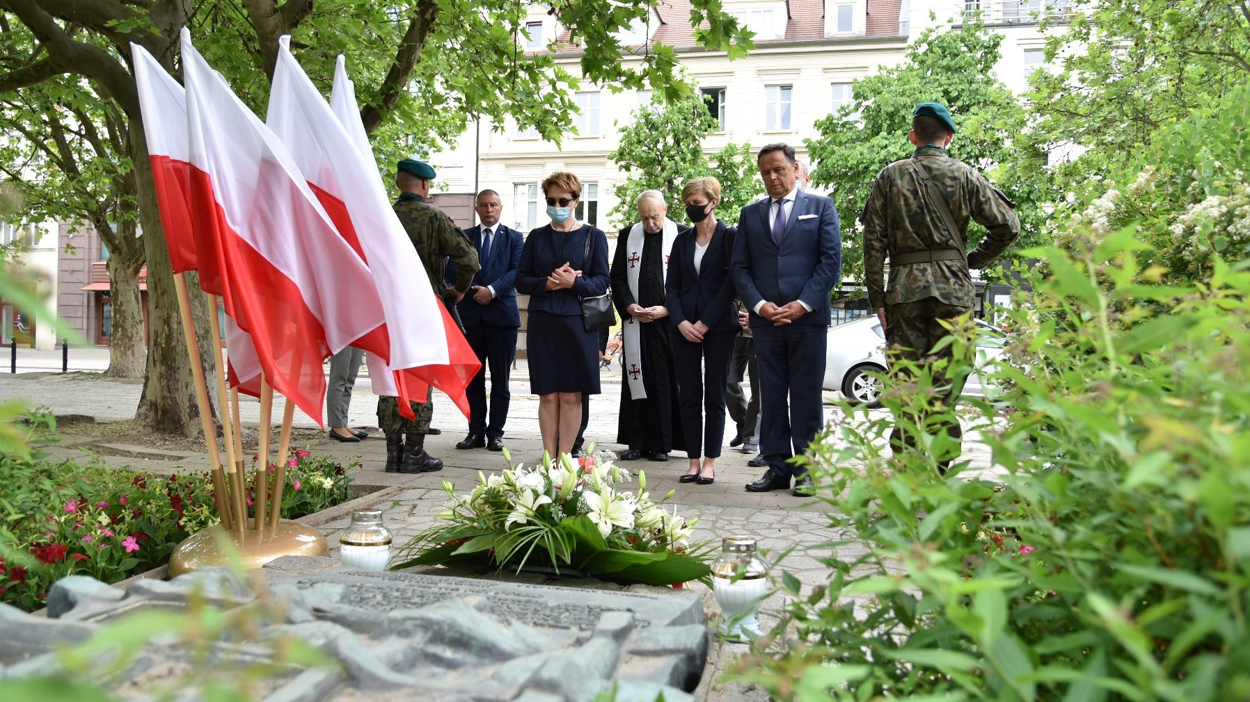 Galeria zdjęć przedstawia uroczystość z okazji Dnia Hołdu i Pamięci Ofiar Reżimu Komunistycznego.