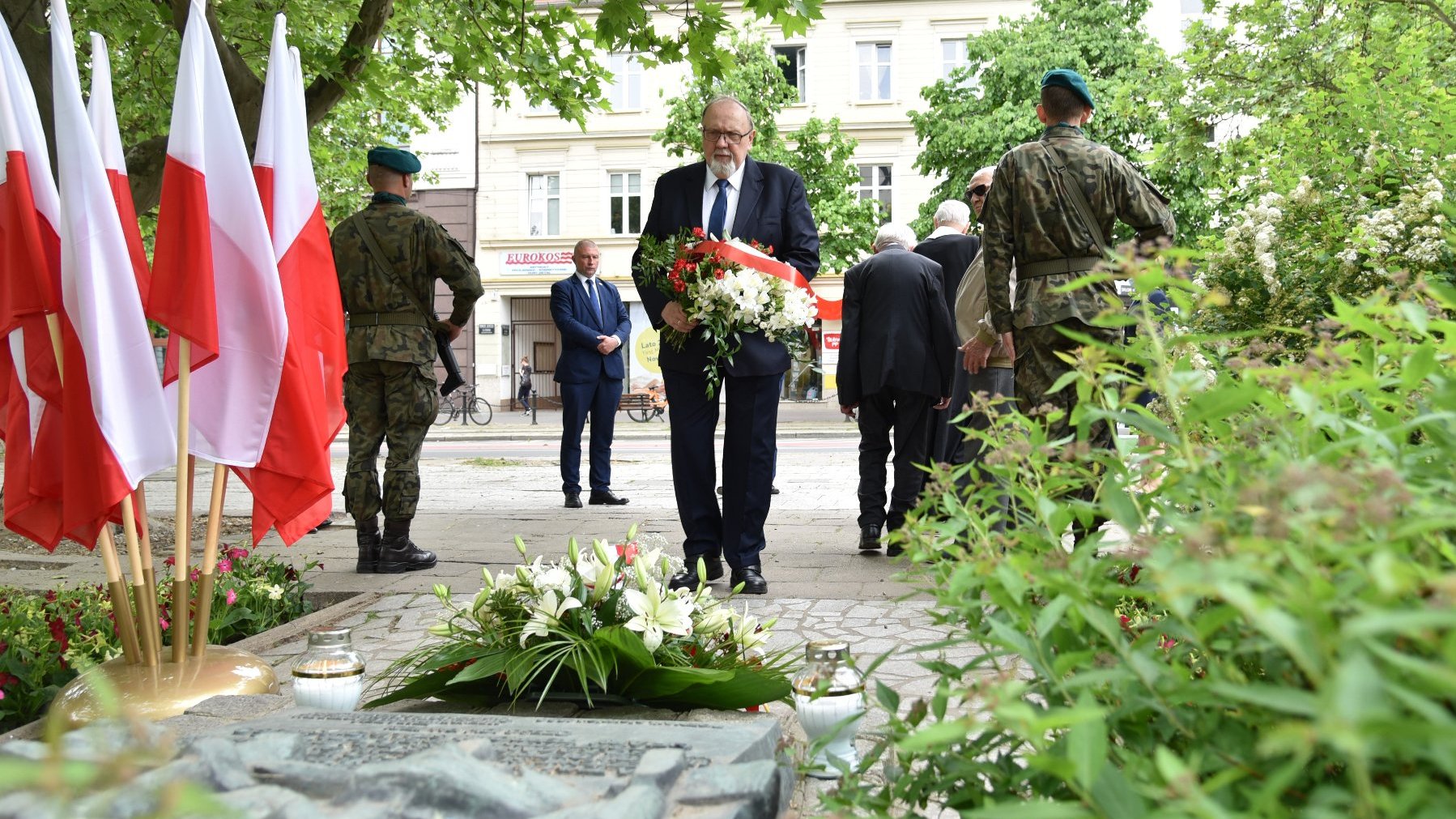 Galeria zdjęć przedstawia uroczystość z okazji Dnia Hołdu i Pamięci Ofiar Reżimu Komunistycznego.