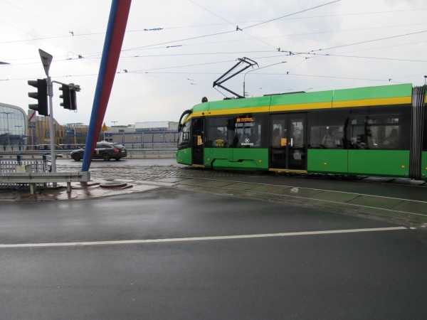 Tramwaj wjeżdżający na most Dworcowy - grafika artykułu