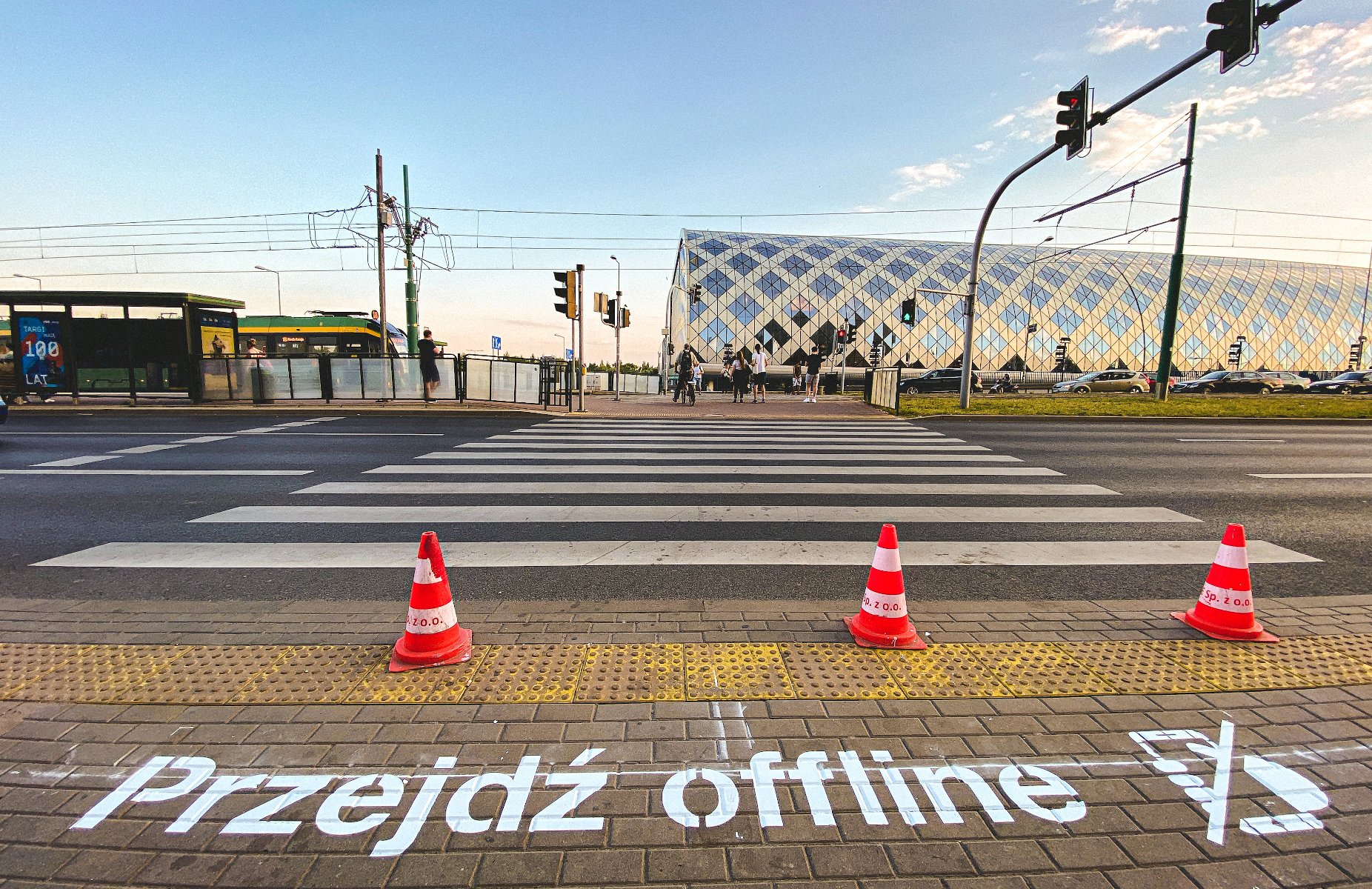 Galeria zdjęć z malowania napisów przed przejściem dla pieszych - grafika artykułu