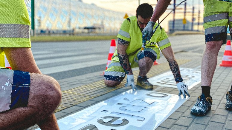 Galeria zdjęć z malowania napisów przed przejściem dla pieszych