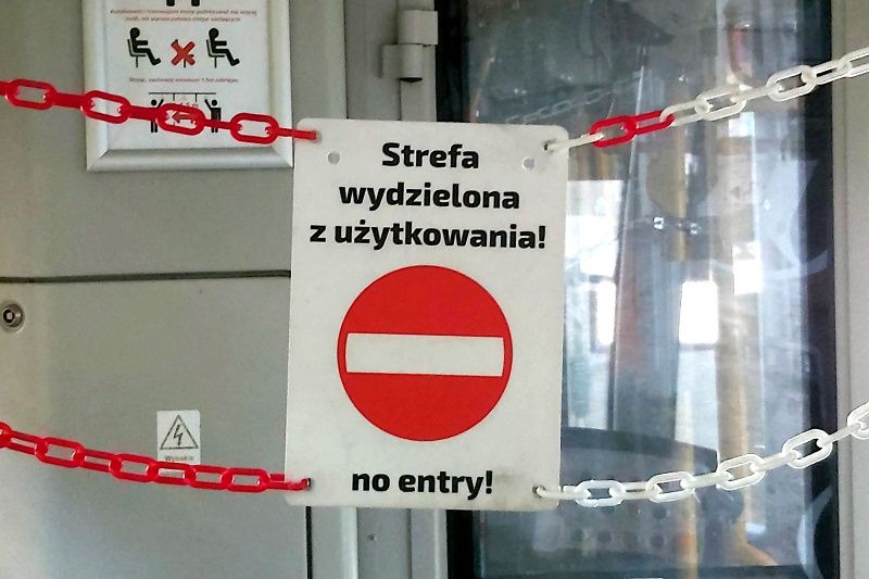 Zdjęcie pokazuje wydzieloną strefę w tramwaju - grafika artykułu