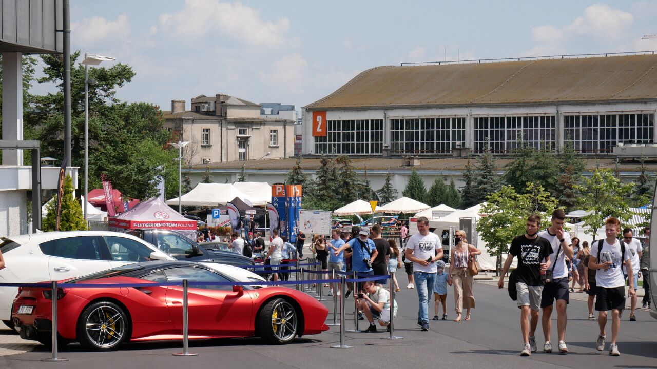 Galeria zdjęć przedstawia zeszłoroczną edycję Poznań Moto Fest. - grafika artykułu